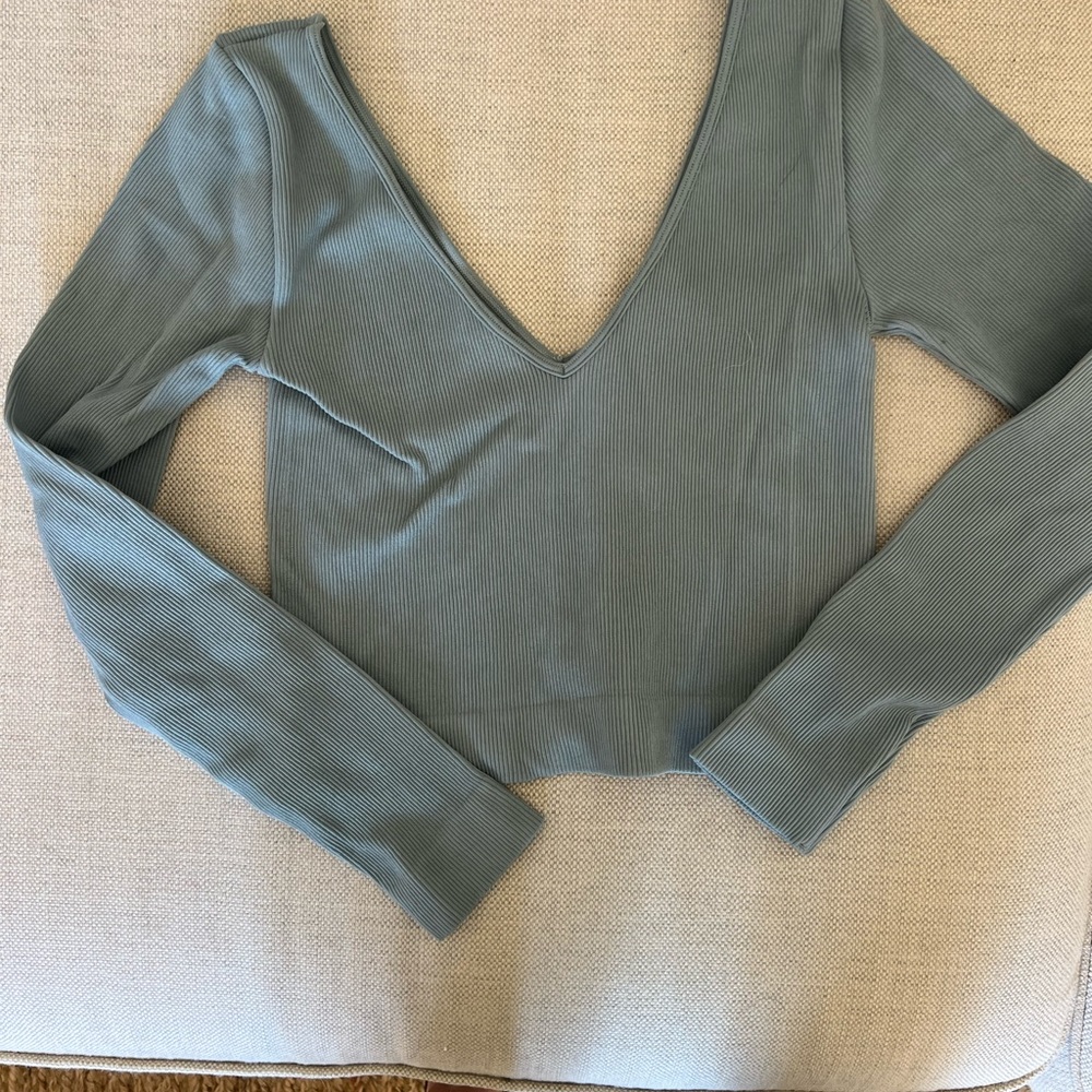 Soft blue double V fitted top